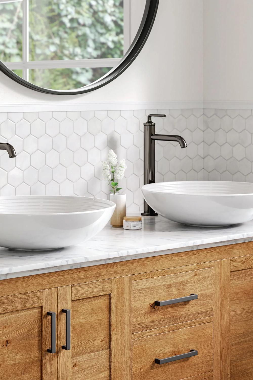Dos lavabos en un elegante mueble de baño con un diseño contemporáneo