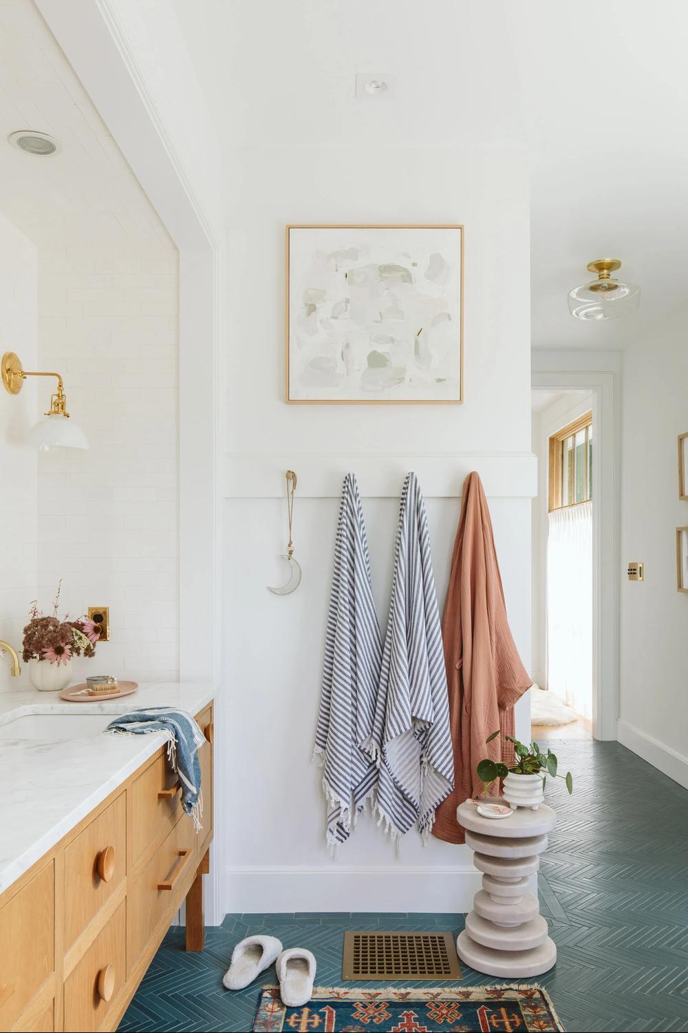 Baño con un estilo moderno pero acogedor