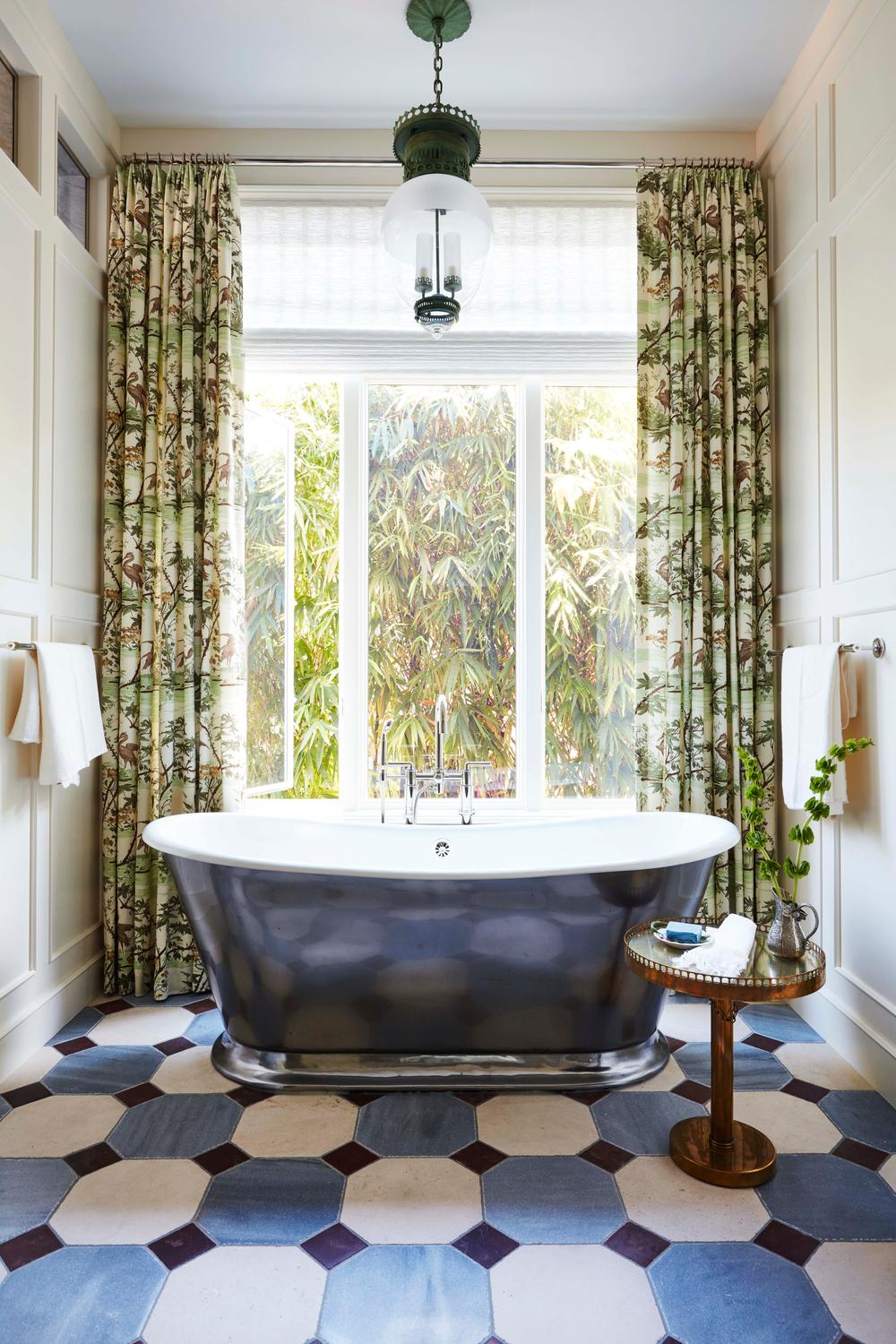 Baño vibrante con bañera moderna y azulejos coloridos