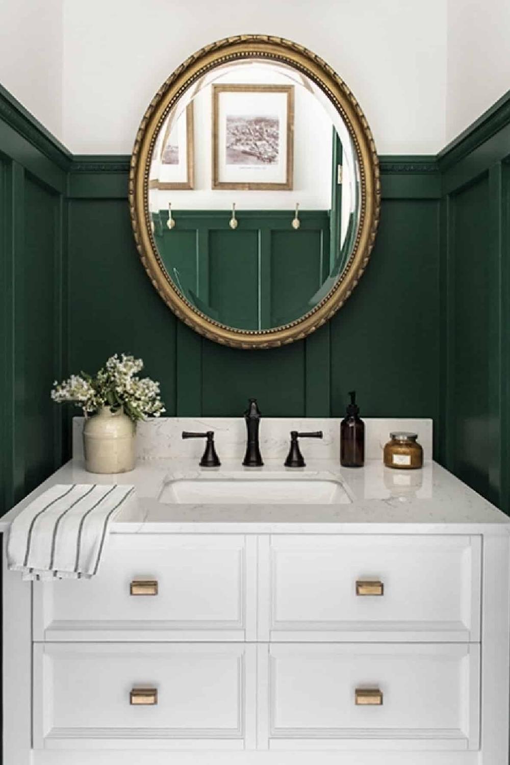 Baño vibrante con detalles en verde y elementos decorativos elegantes