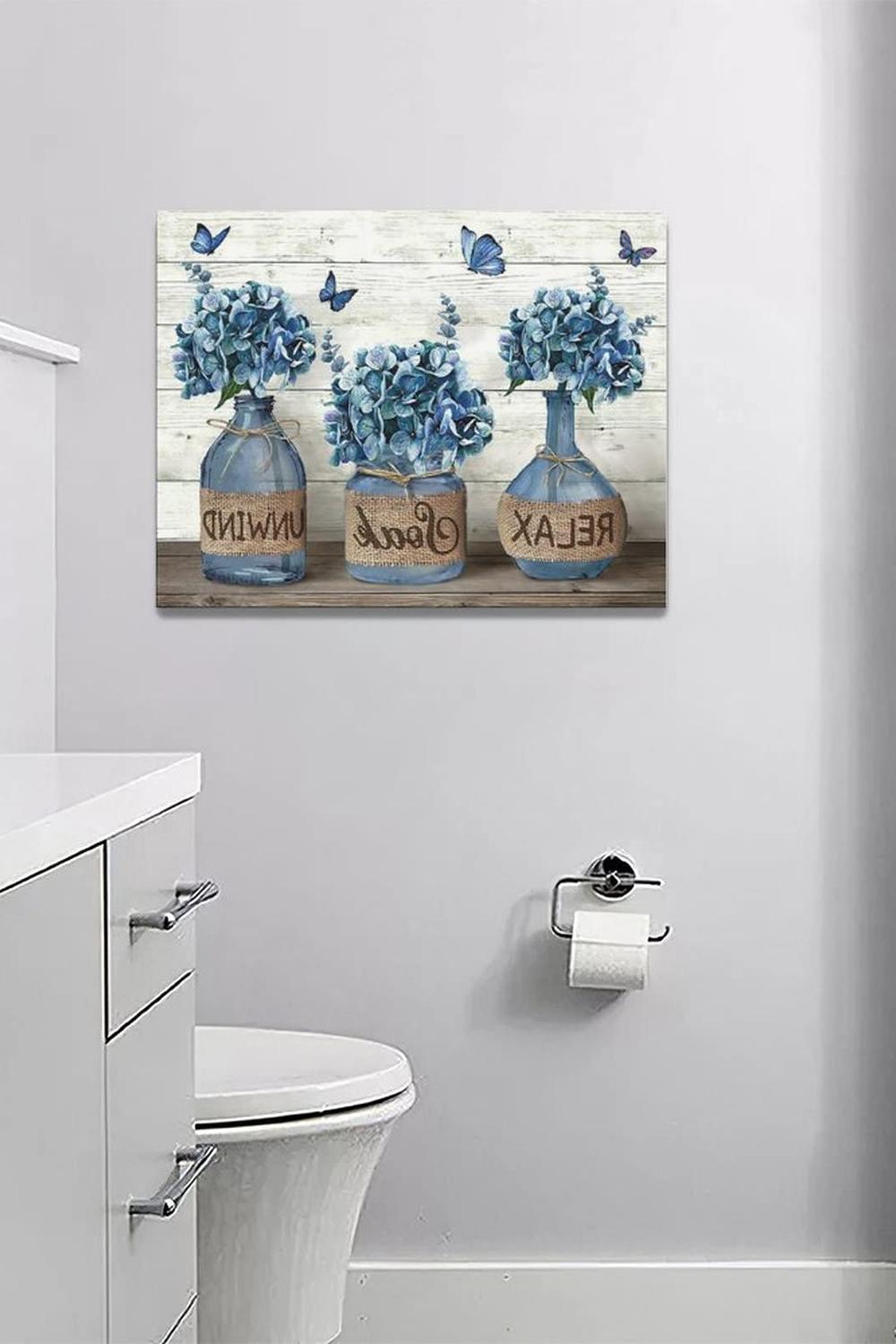 Baño vibrante y atractivo con arte colorido y decoración minimalista