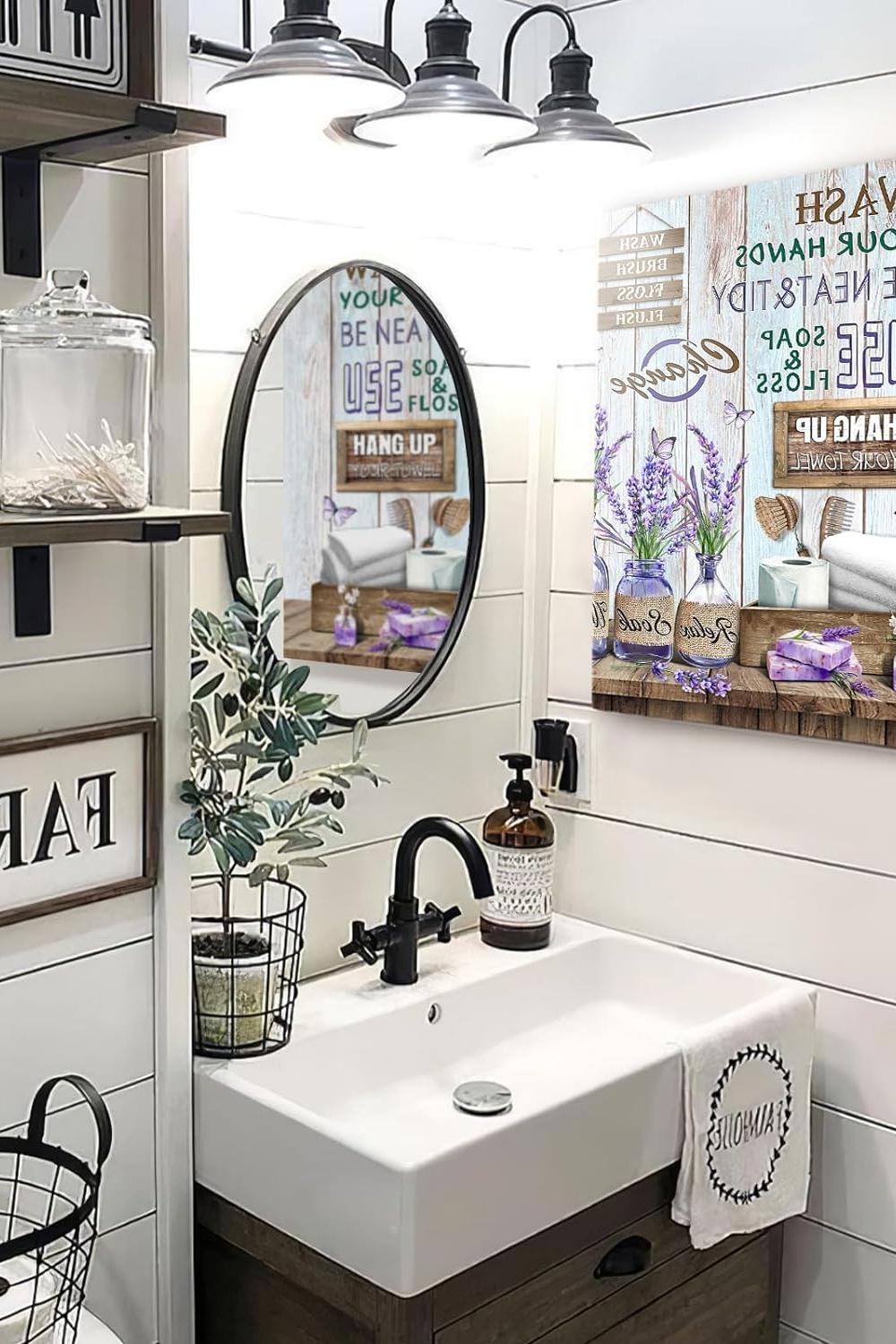 Baño acogedor y elegante con decoración moderna y rústica