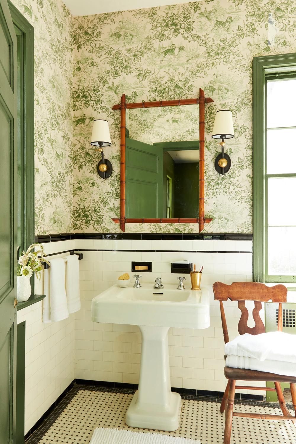 Baño lleno de vibración natural con diseño botánico en las paredes