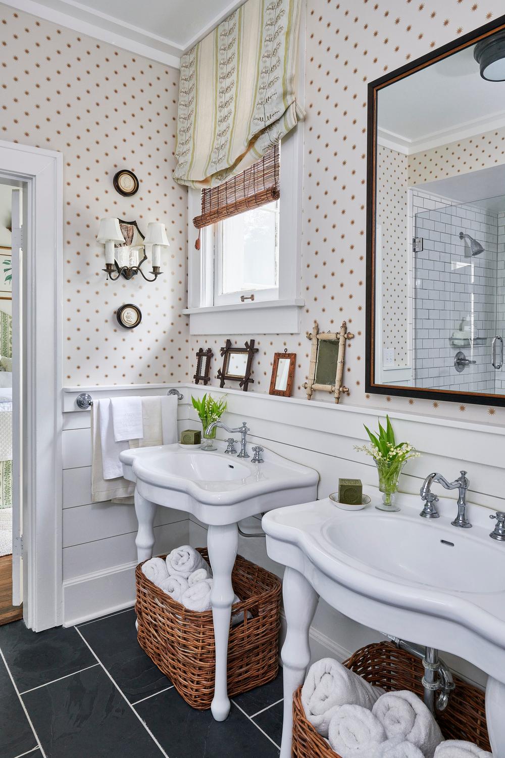 Baño acogedor con paredes de madera y fuerte elemento vintage