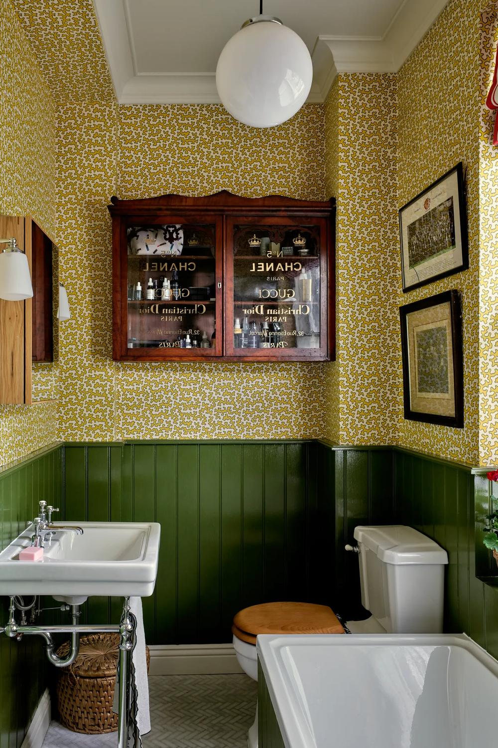 Refugio personal con un diseño vibrante en un baño moderno