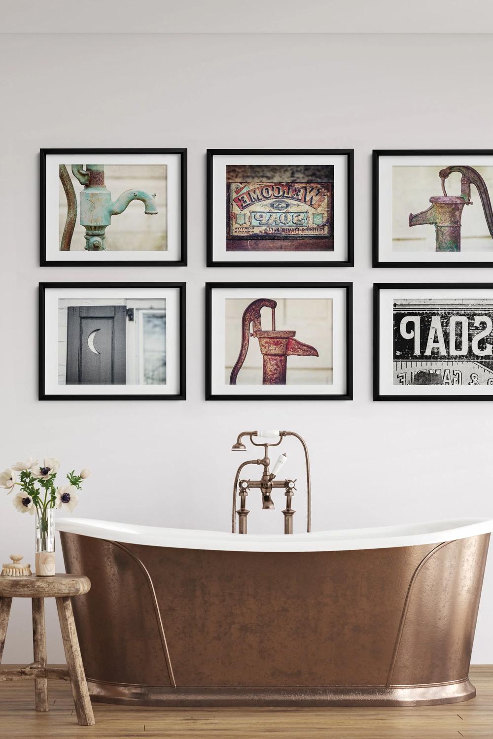 Baño luminoso y encantador con decoración artística