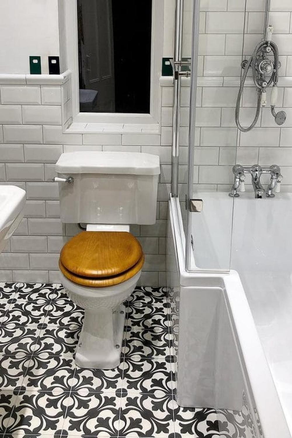 An elegant Victorian bathroom featuring traditional fixtures and contemporary design.