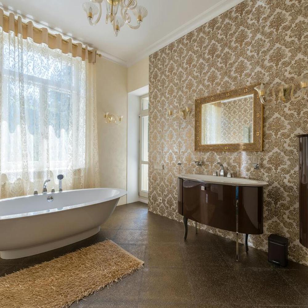 Baño victoriano con acentos de lujo y calidez