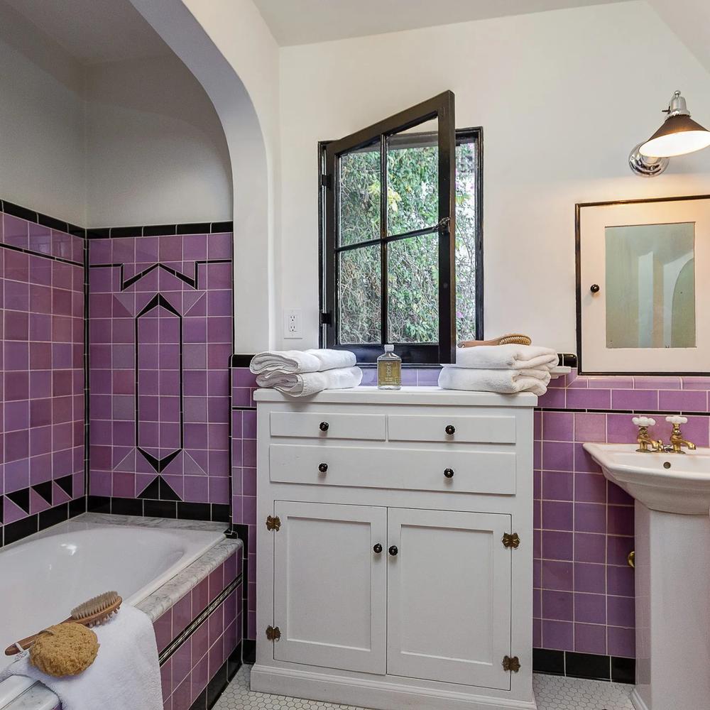 Baño vintage con azulejos lavanda y bañera independiente