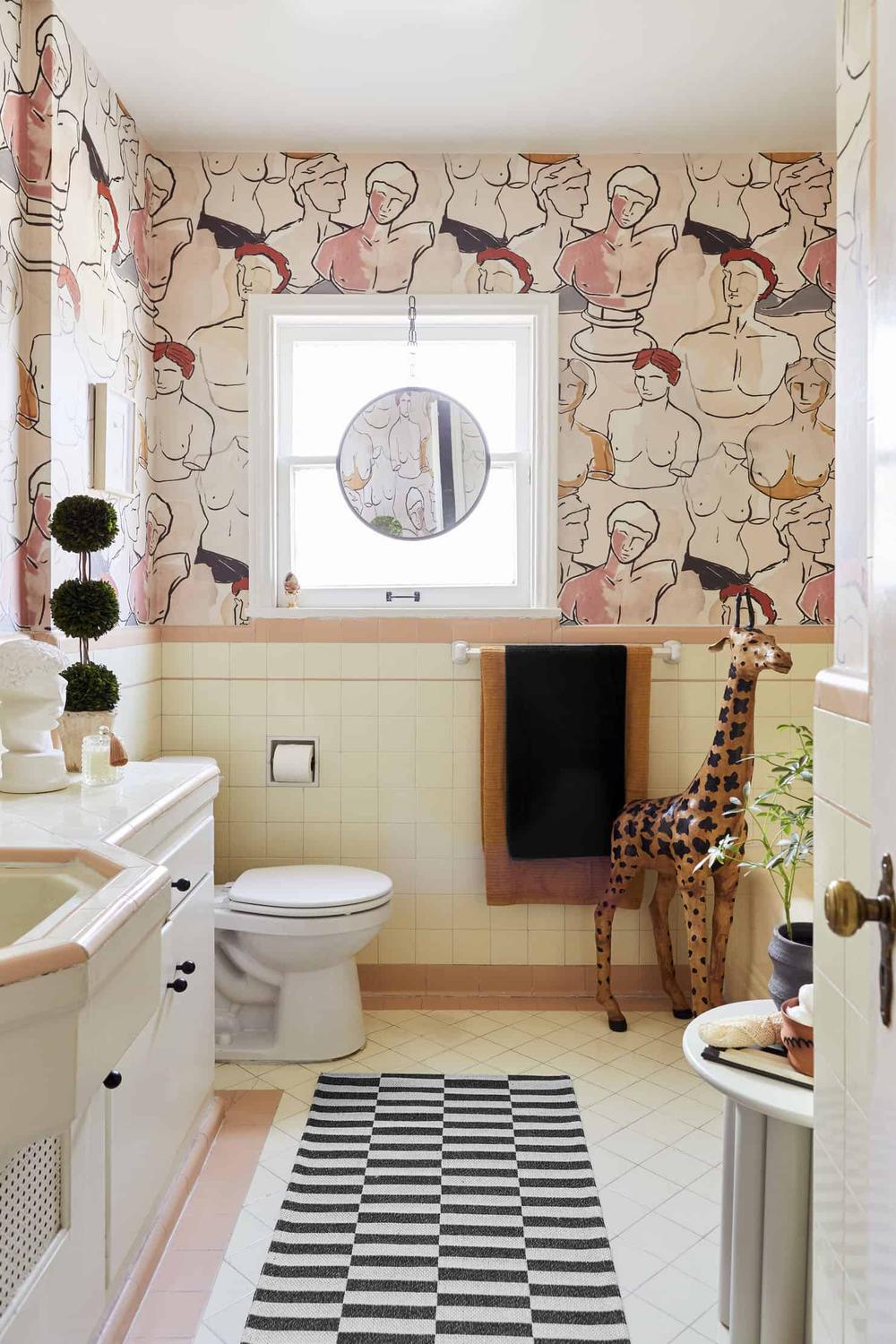 Baño vintage colorido con arte mural y azulejos decorativos