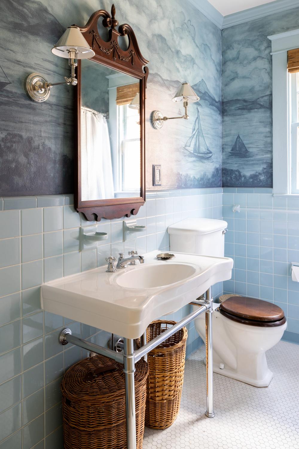 Baño vintage azul con encanto natural