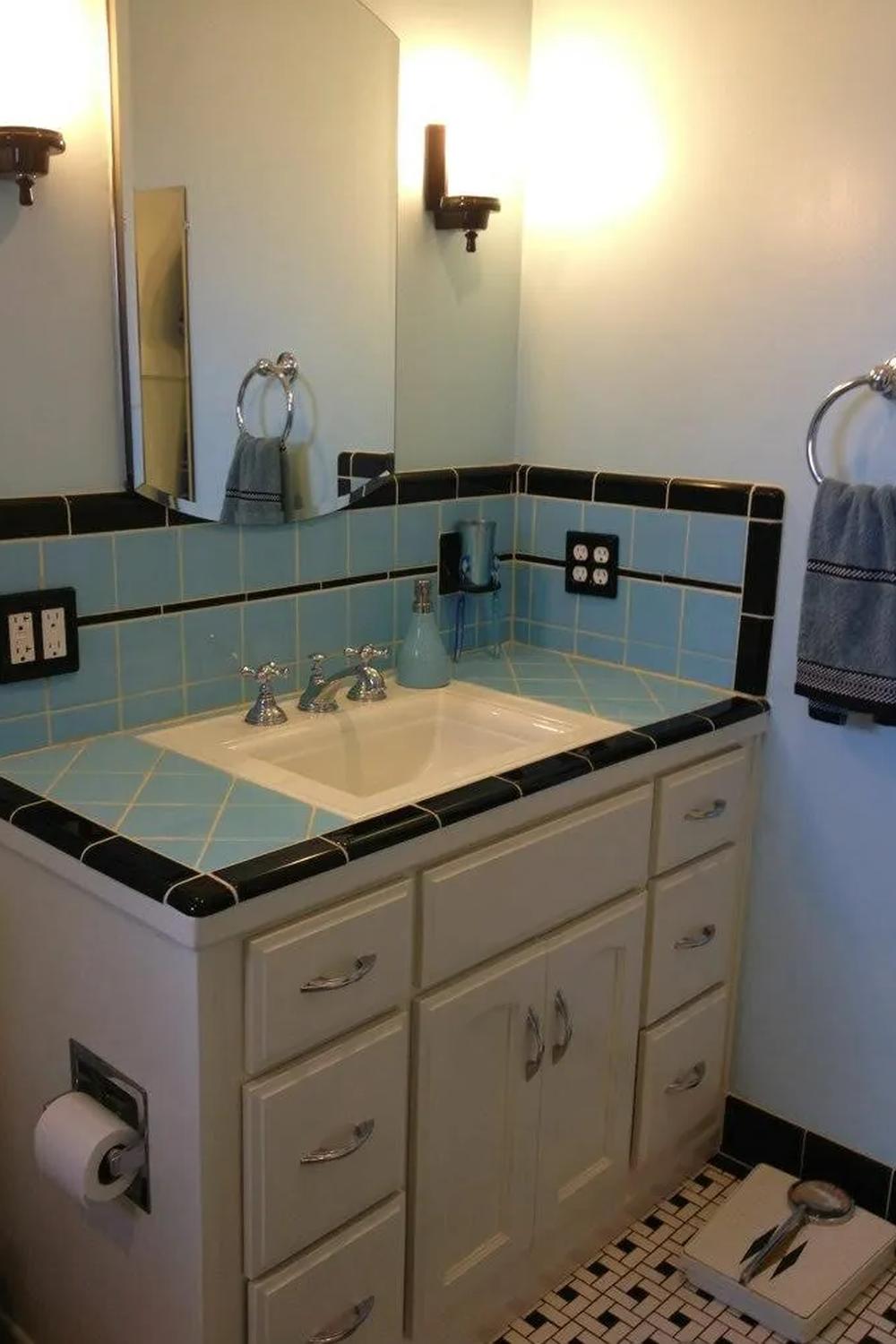Baño vintage azul con un aire alegre y nostálgico