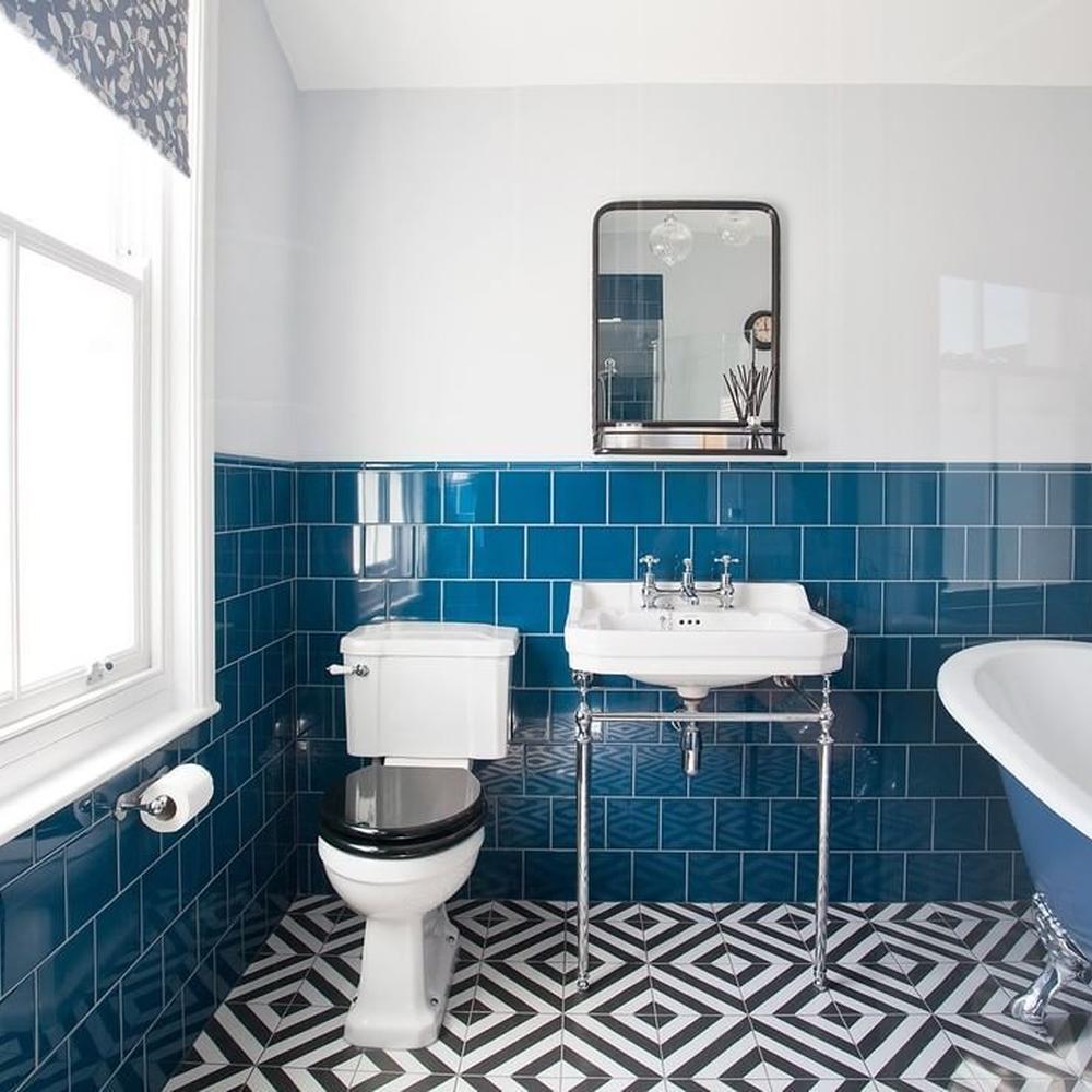 Baño vintage azul con un toque de frescura moderna