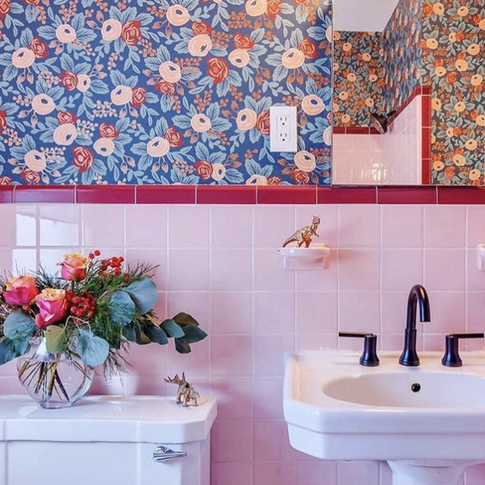 Baño vintage azul con un toque tradicional renovado