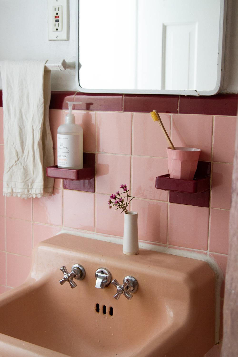 Harmonious vintage pink tile bathroom exhibiting understated elegance.