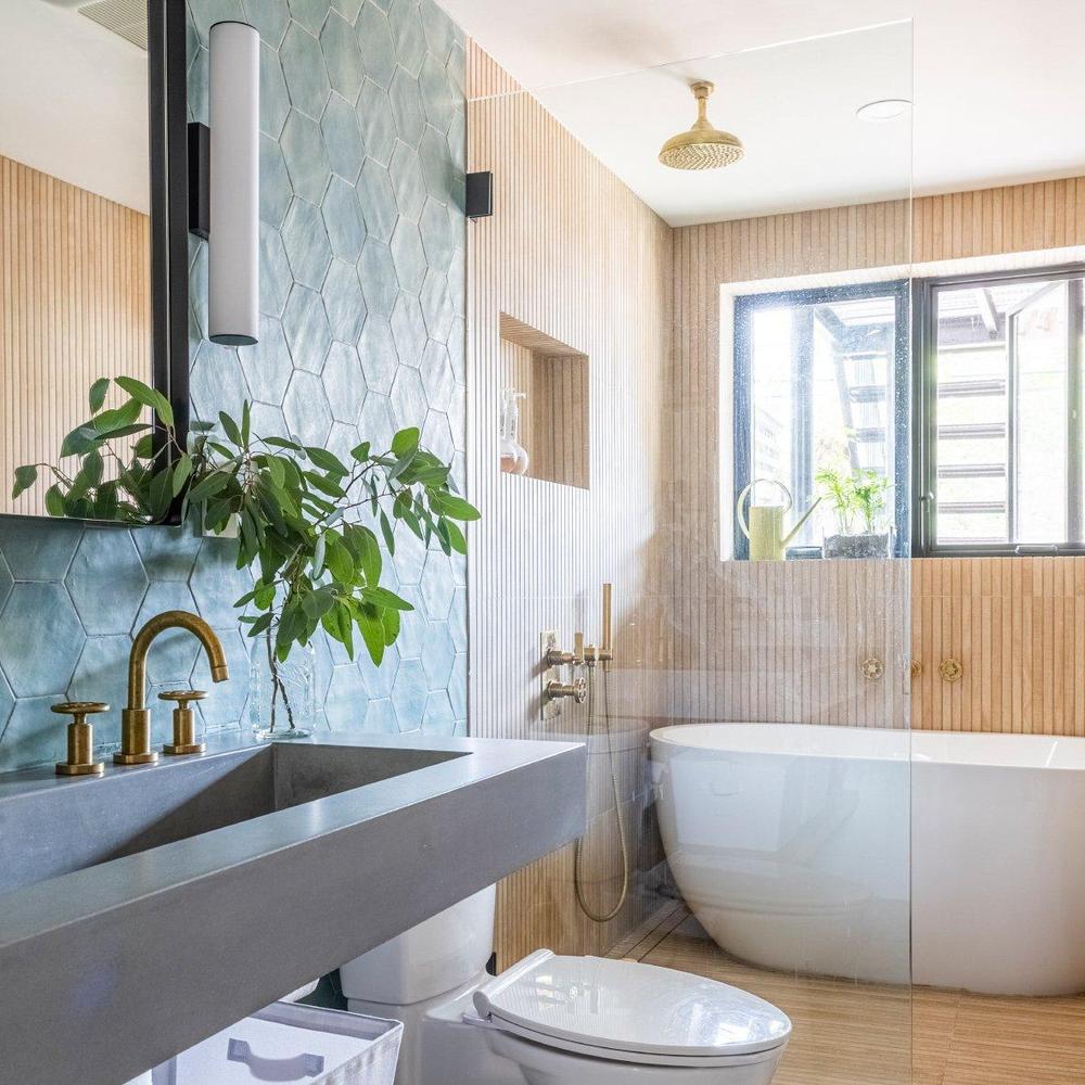 Baño wabi-sabi con azulejos hexagonales aqua y madera.