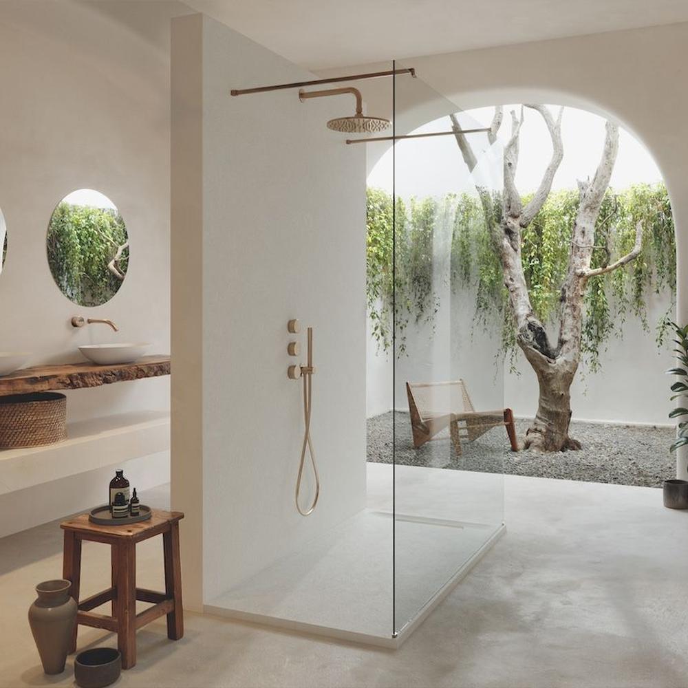 Baño wabi-sabi que incorpora la naturaleza en su diseño.