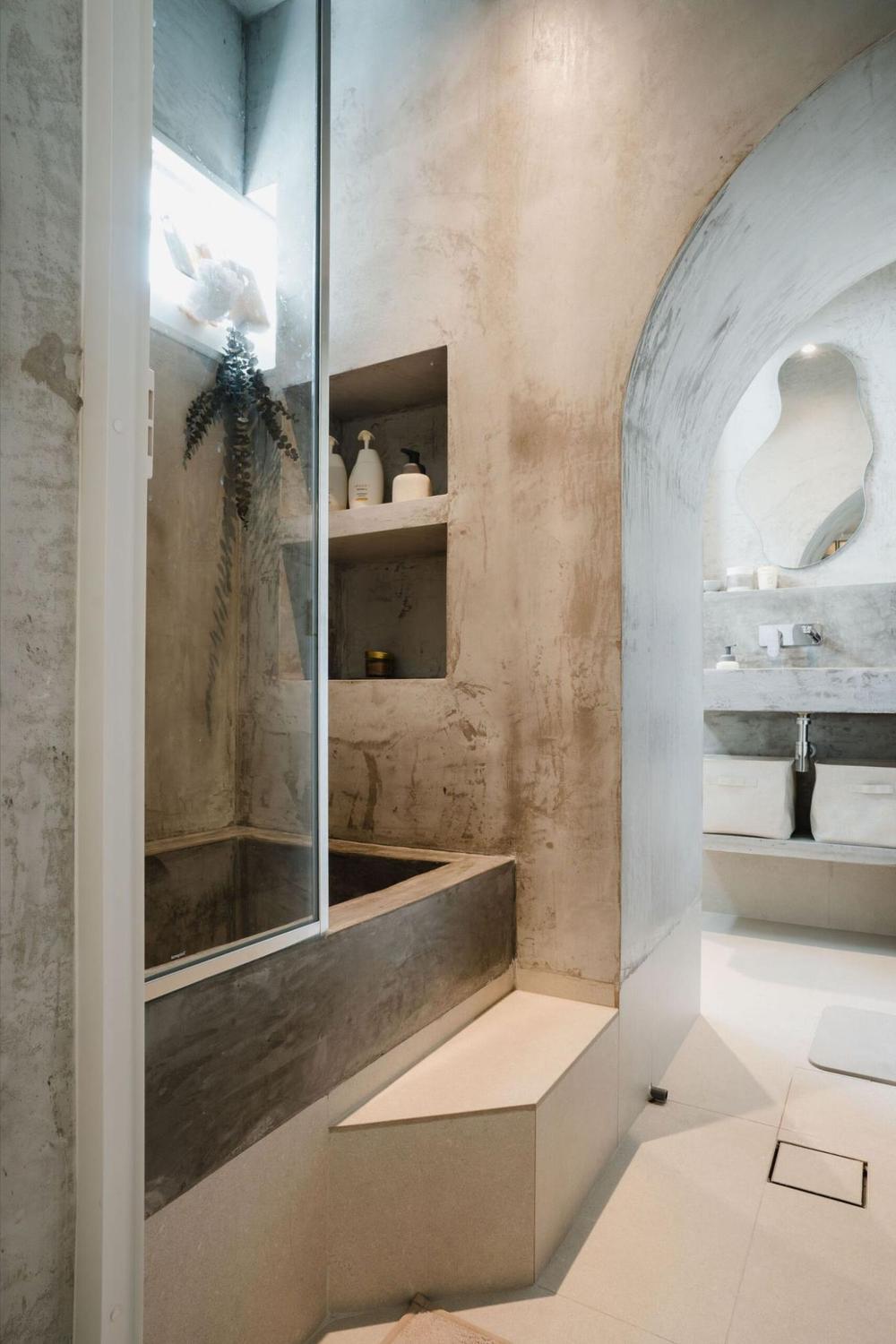 Baño wabi-sabi en tonos neutros y decoración orgánica.