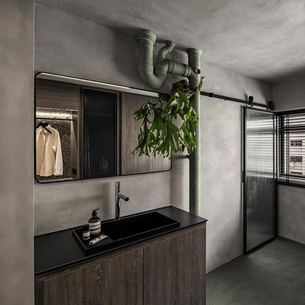 Baño wabi-sabi con interiores suaves y acogedores.