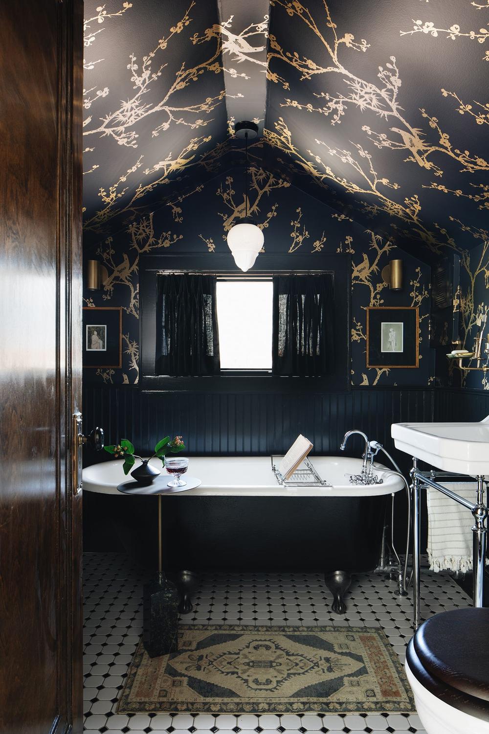 Techo de baño con papel pintado de patrones florales dorados sobre fondo azul marino