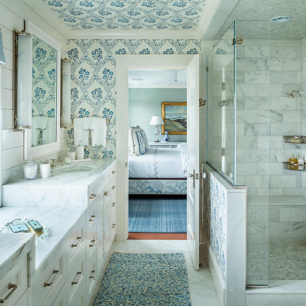 Techo de baño con papel pintado floral azul sobre fondo claro