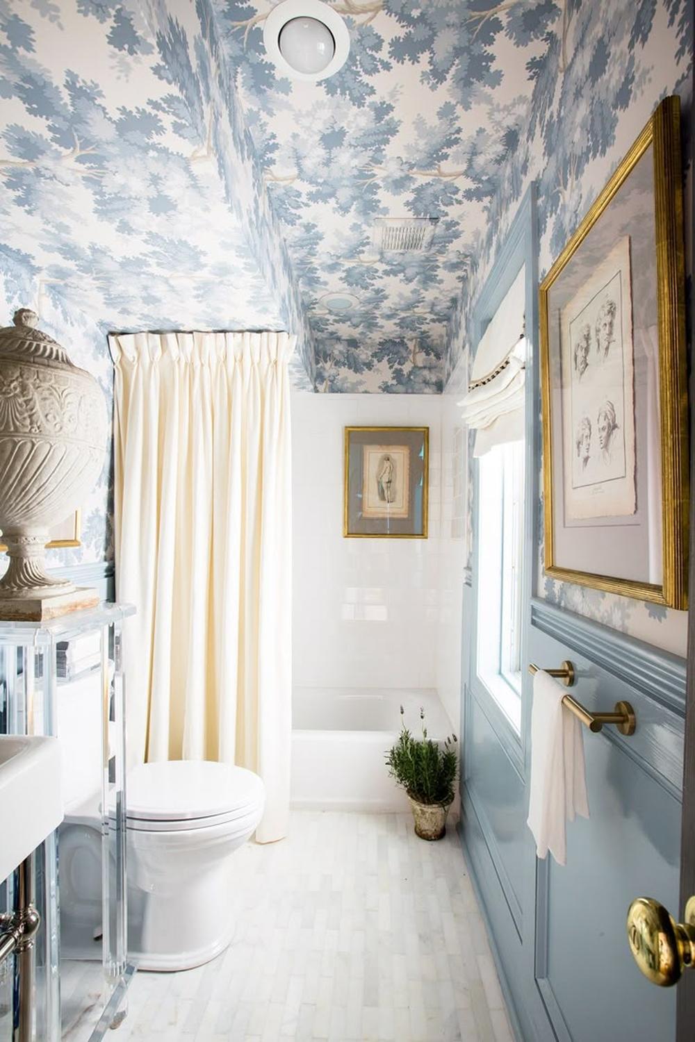 Techo de baño con papel pintado floral en tonos azules y blancos