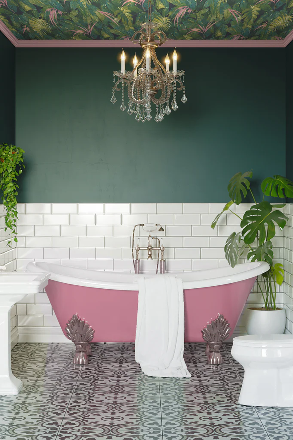 Baño con bañera exenta vintage y lámpara de cristal