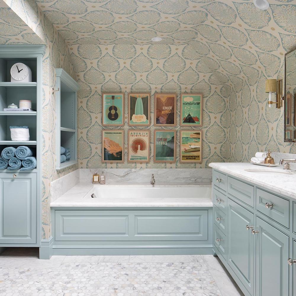 Techo de baño con papel pintado de patrones en tonos suaves