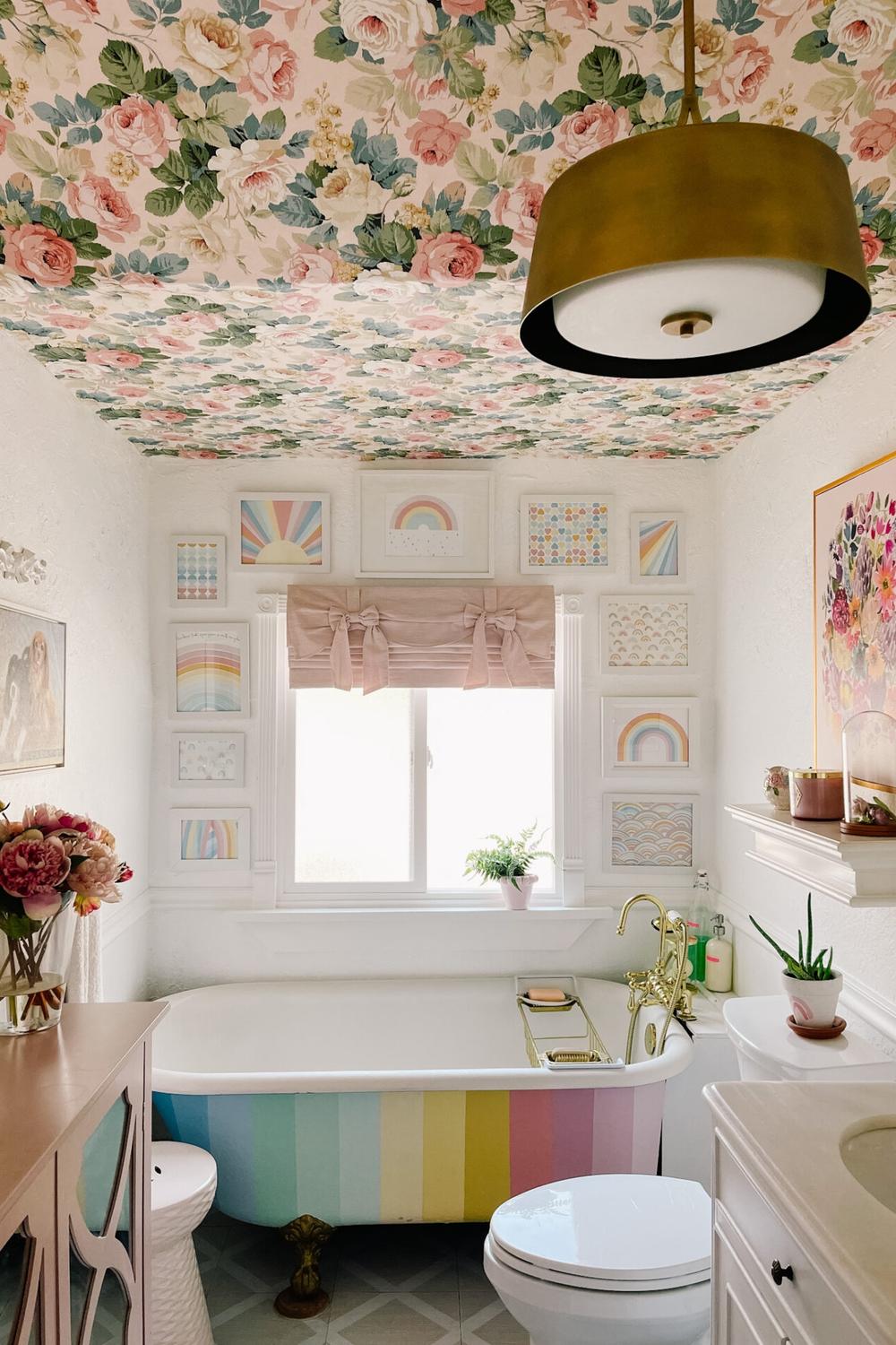 Techo de baño con papel pintado floral vibrante