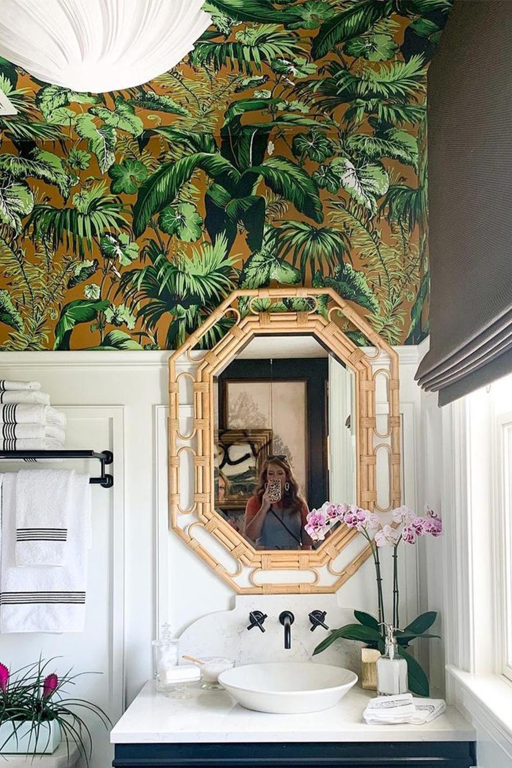 Techo de baño con papel pintado tropical en tonos verdes