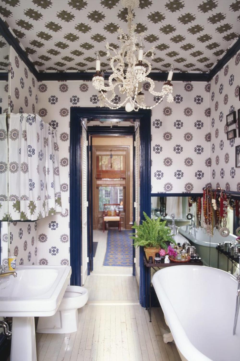 Baño con techo decorado con patrones florales y geométricos