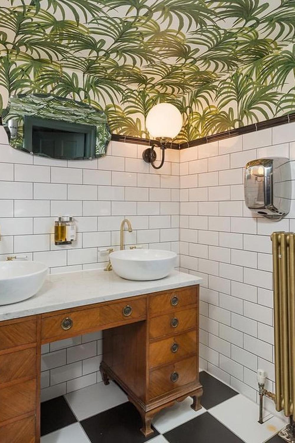 Baño contemporáneo con techo de hojas tropicales