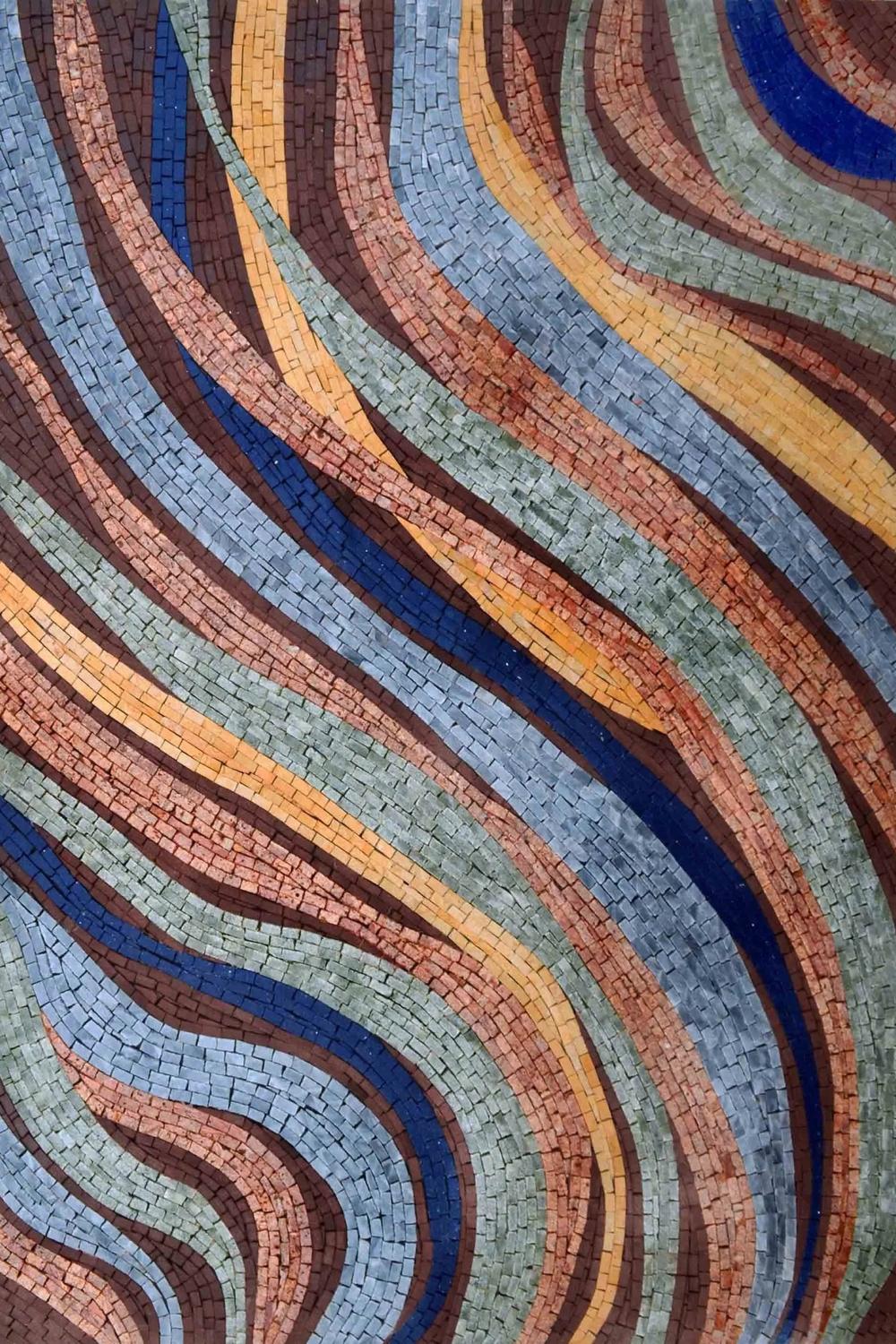 Mosaico de azulejos artísticos con patrón ondulado en el baño.