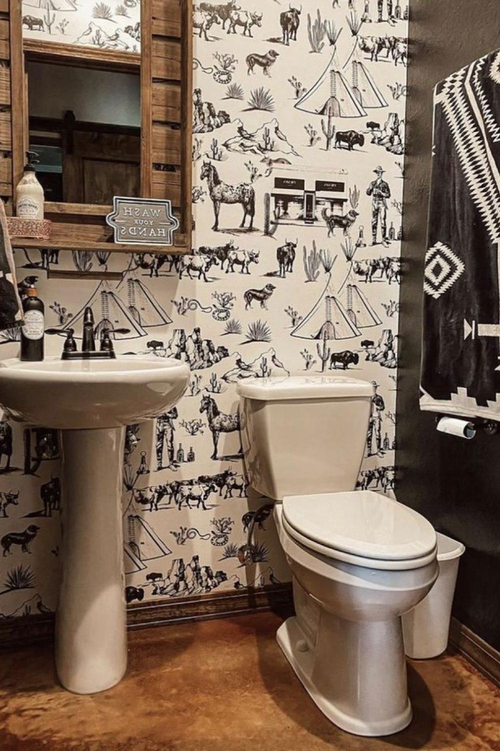 Baño estilo Western con papel pintado vintage que muestra escenas del Lejano Oeste