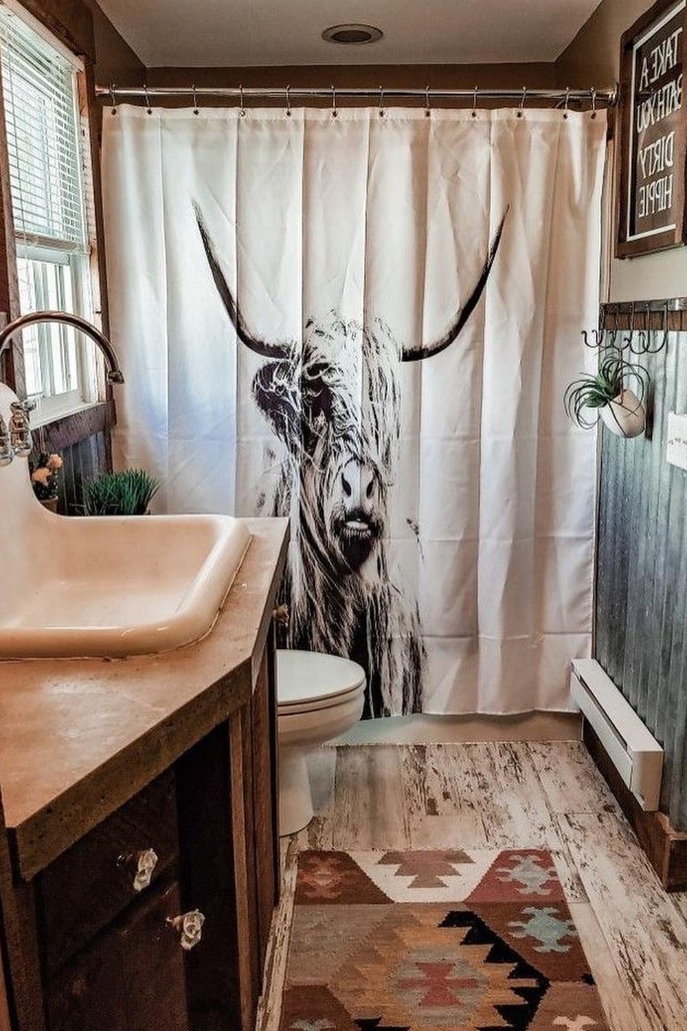 Baño acogedor estilo Western con una chamarra con cara de vaca de las Highlands