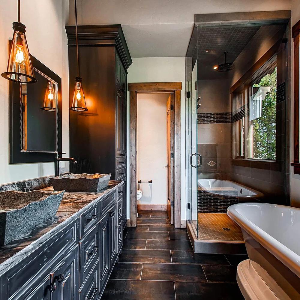 Baño moderno estilo Western con dos lavabos y elementos contemporáneos