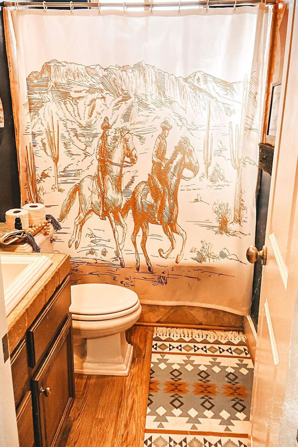 Baño pequeño estilo Western con diseño de vaqueros