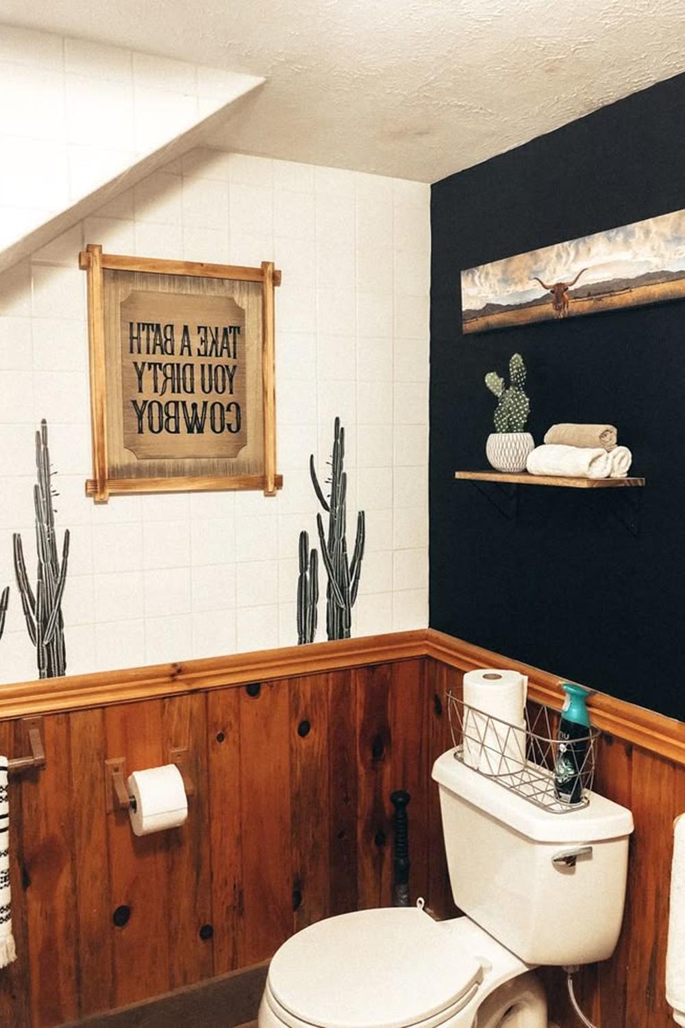 Baño único estilo Western con elementos divertidos y cactus