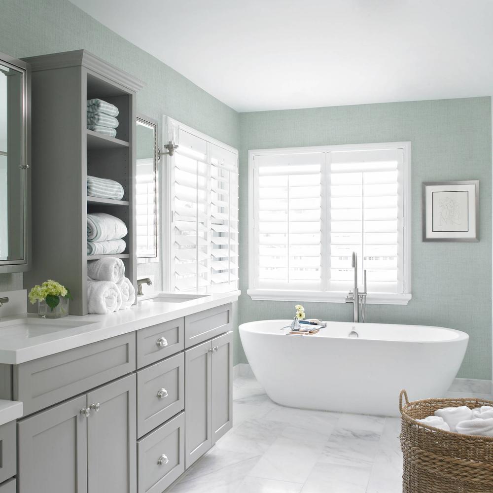 Moderno baño con muebles grises