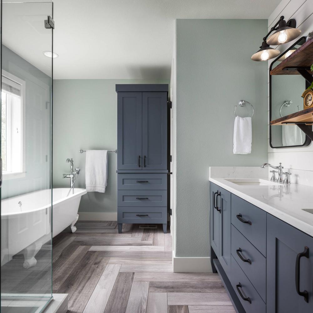 Baño moderno con muebles grises y color suave