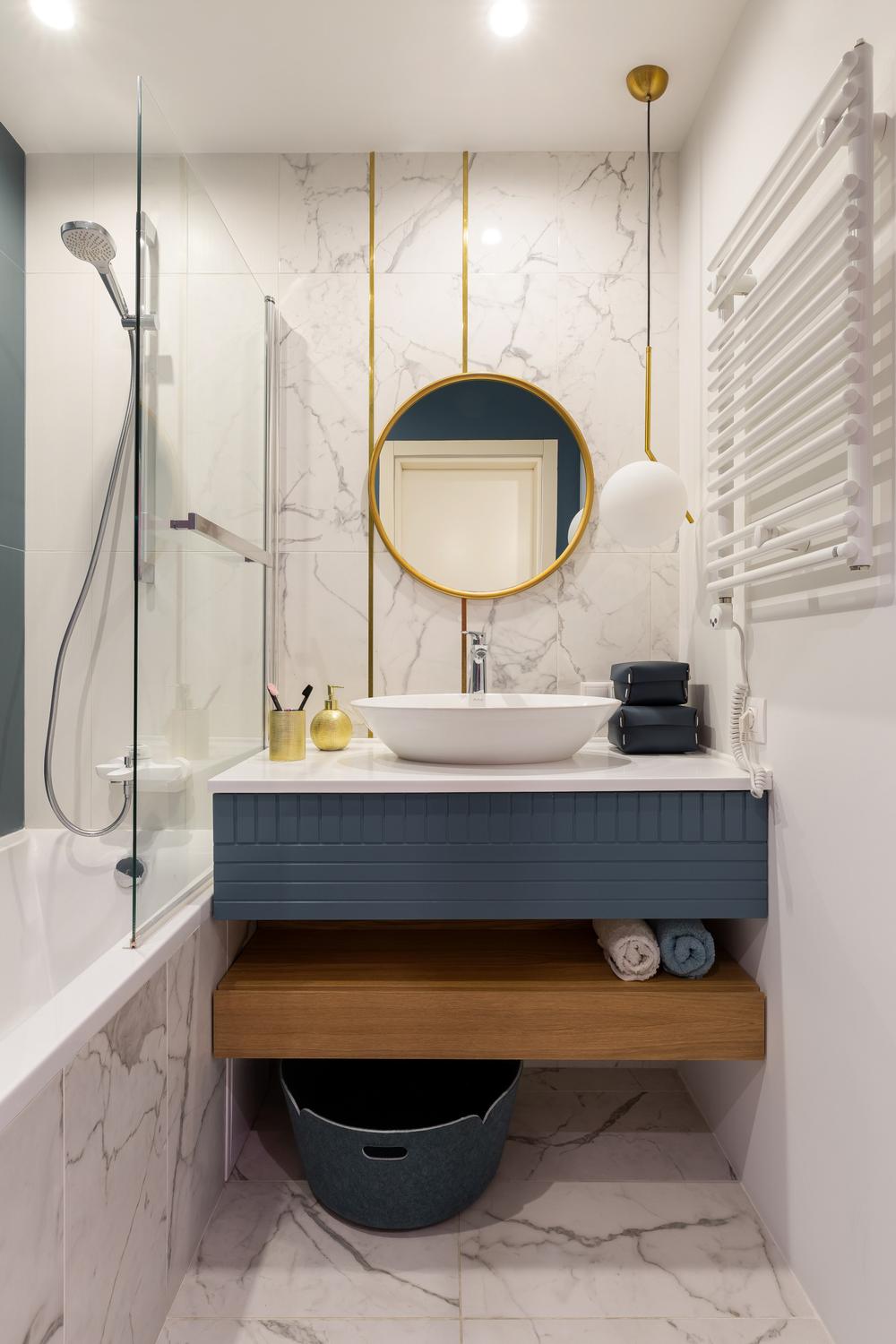 Baño elegante con azul profundo