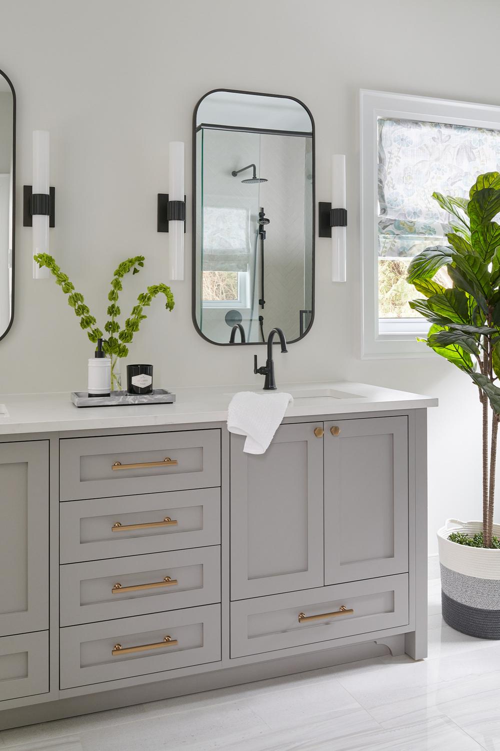Baño minimalista con muebles grises