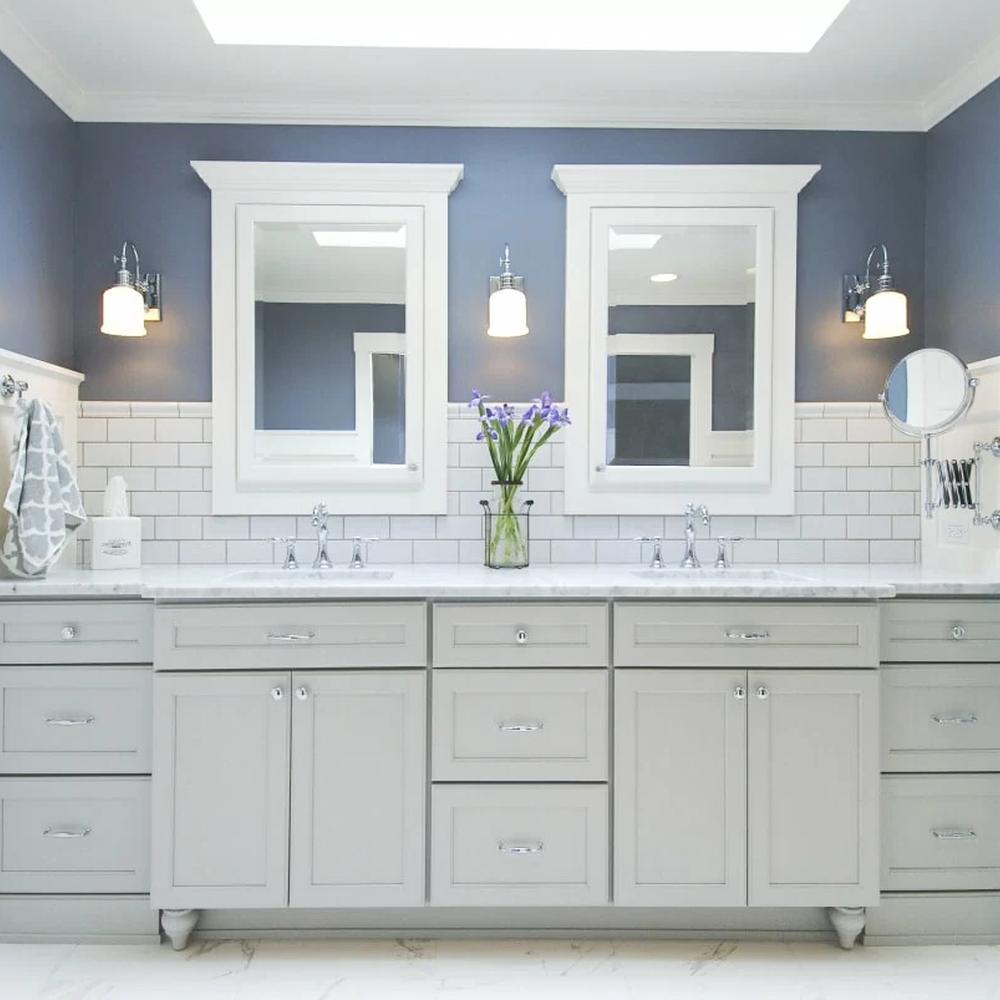 Baño estiloso con azul clásico