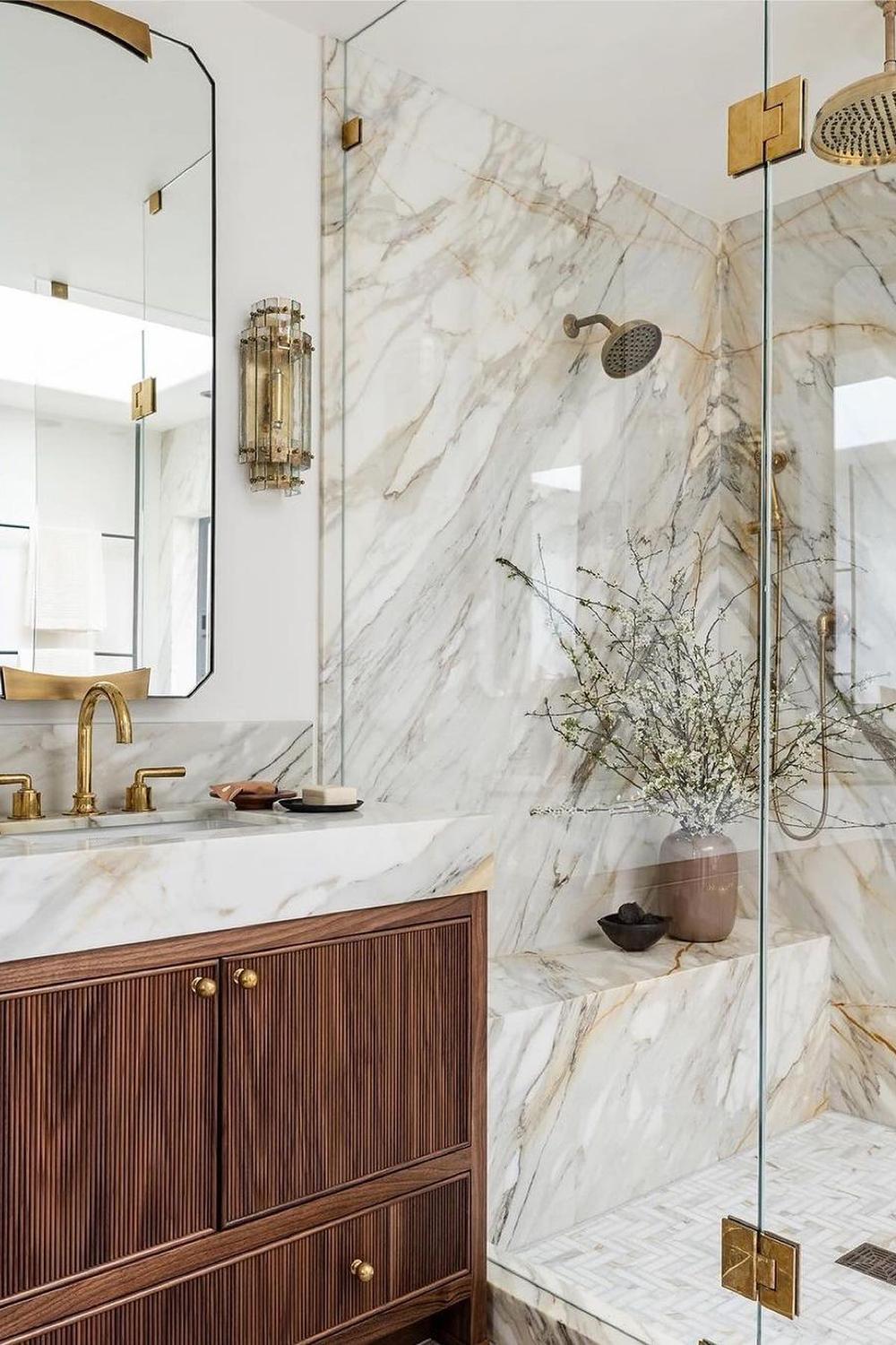 Baño minimalista elegante con una estética moderna y detalles en brass.