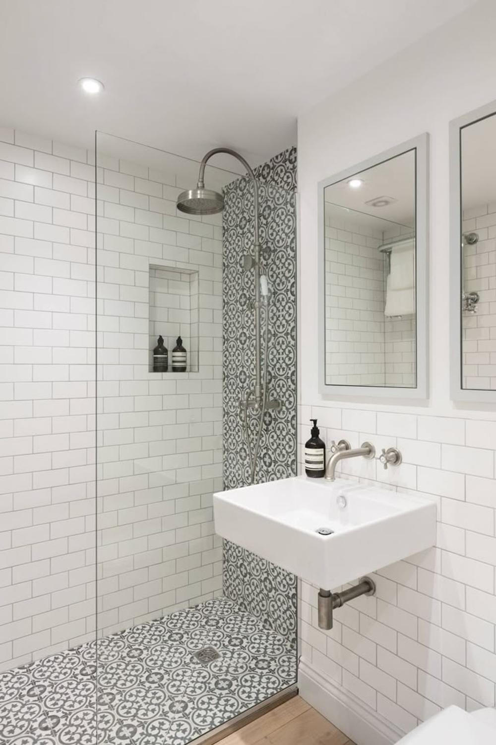 Diseño de baño moderno en blanco con azulejos patrones