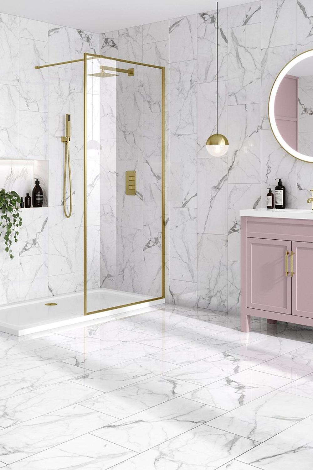 Baño elegante con mármol blanco y detalles en oro