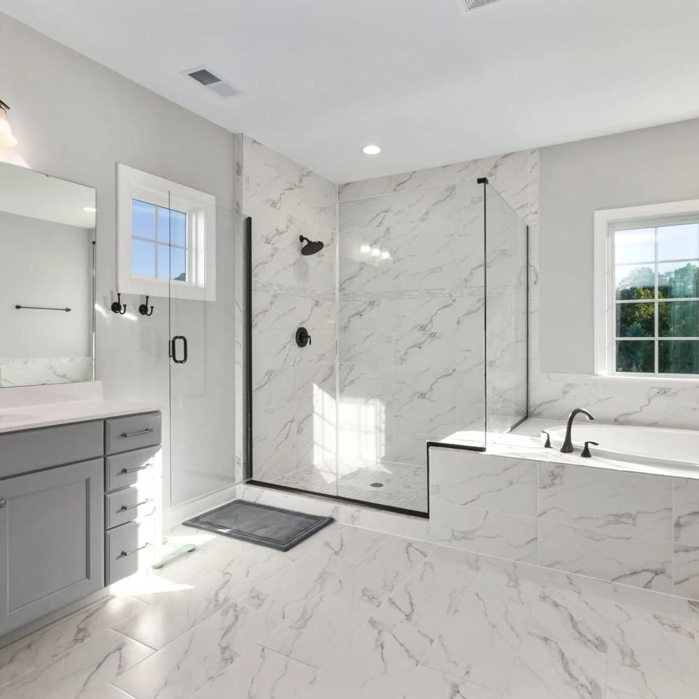 Baño minimalista con mármol y detalles negros