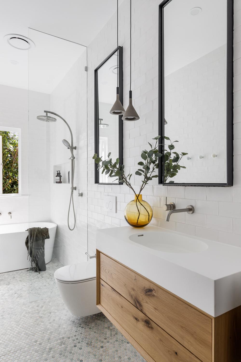 Baño contemporáneo con acentos en madera