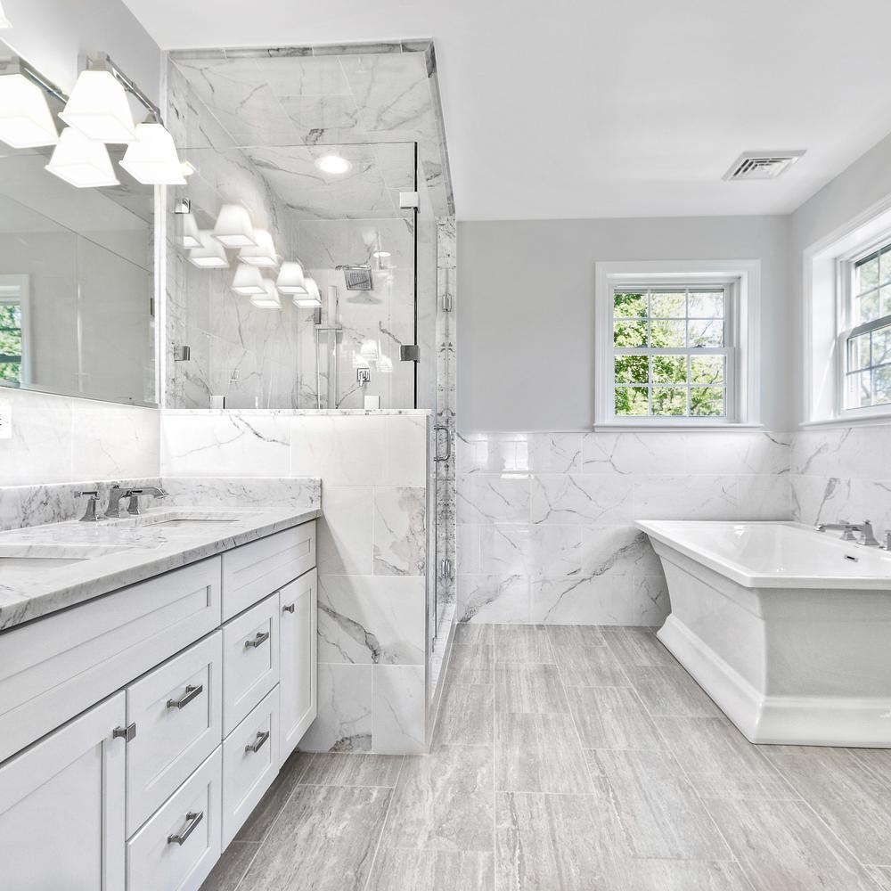 Baño minimalista elegante en blanco