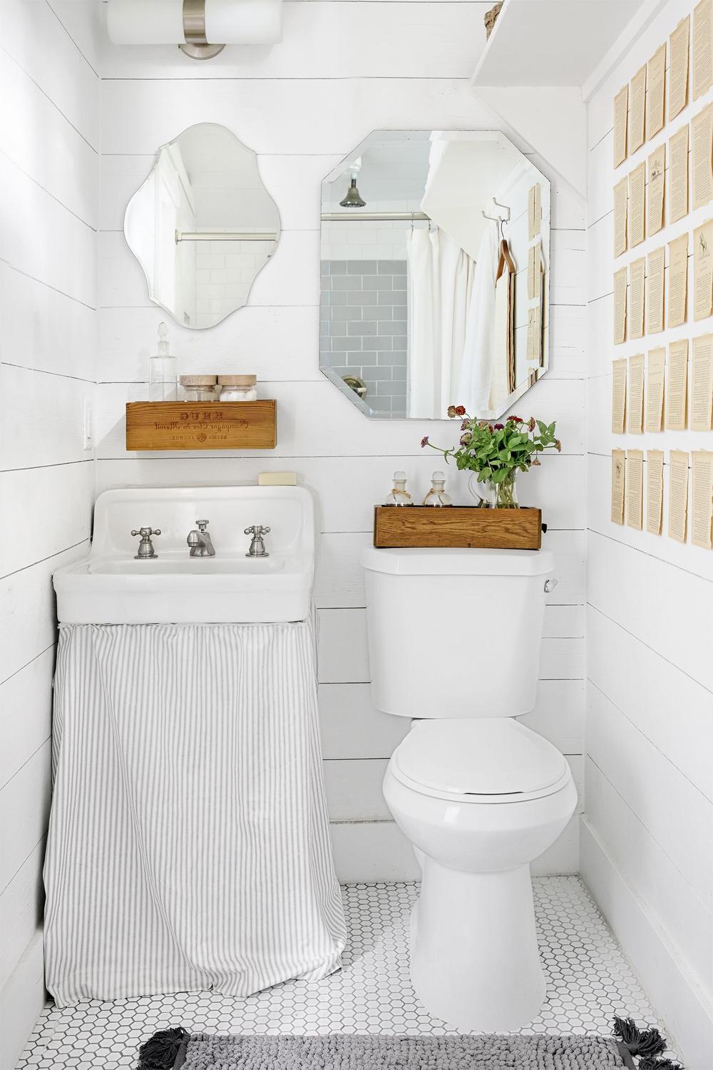 Baño compacto con un toque vintage